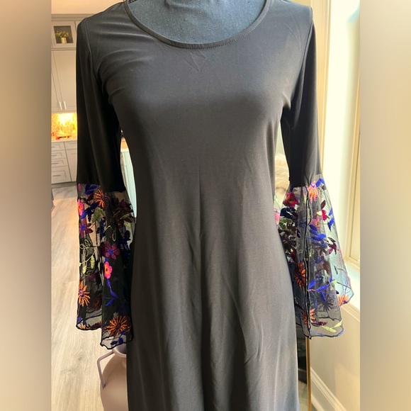 Black dress with statement sleeve
Size M - Picture 3 of 3